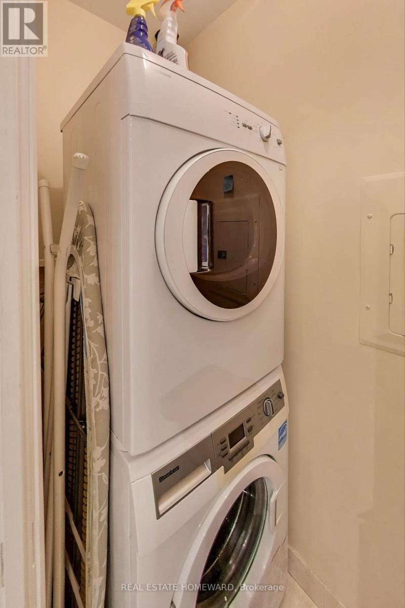 












403 - 2 ROXBOROUGH STREET E

,
Toronto (Rosedale-Moore Park),




Ontario
M4W3V7

