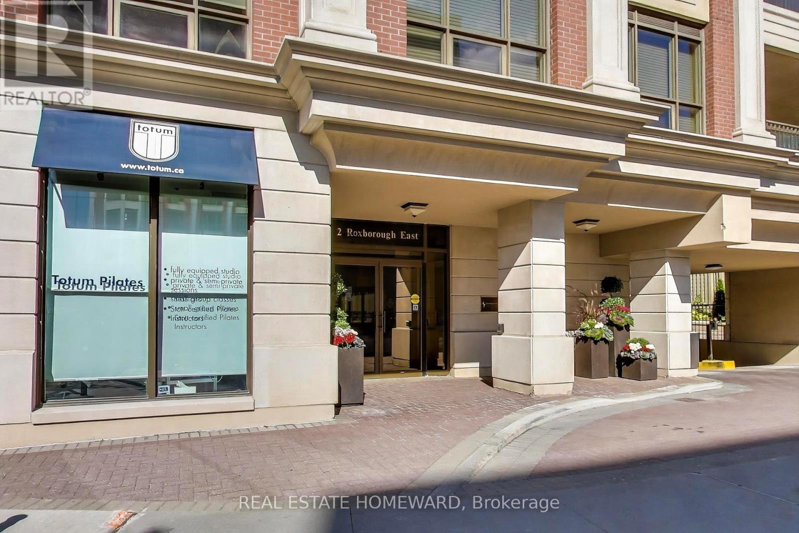 












403 - 2 ROXBOROUGH STREET E

,
Toronto (Rosedale-Moore Park),




Ontario
M4W3V7

