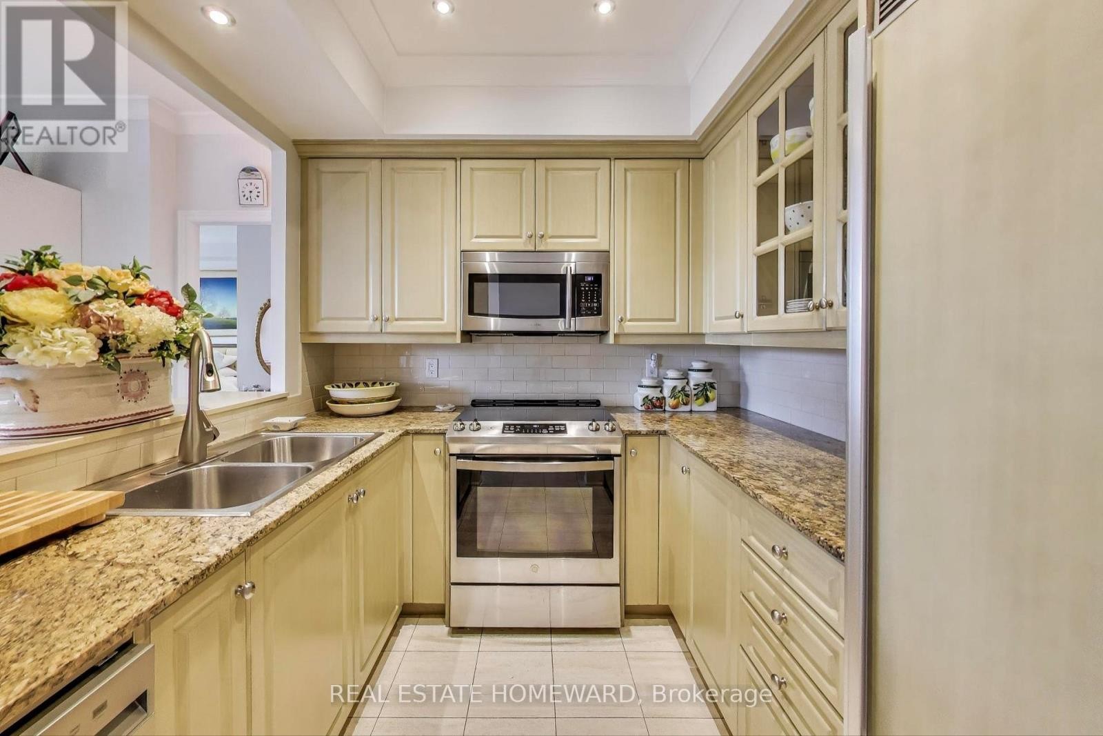 












403 - 2 ROXBOROUGH STREET E

,
Toronto (Rosedale-Moore Park),




Ontario
M4W3V7

