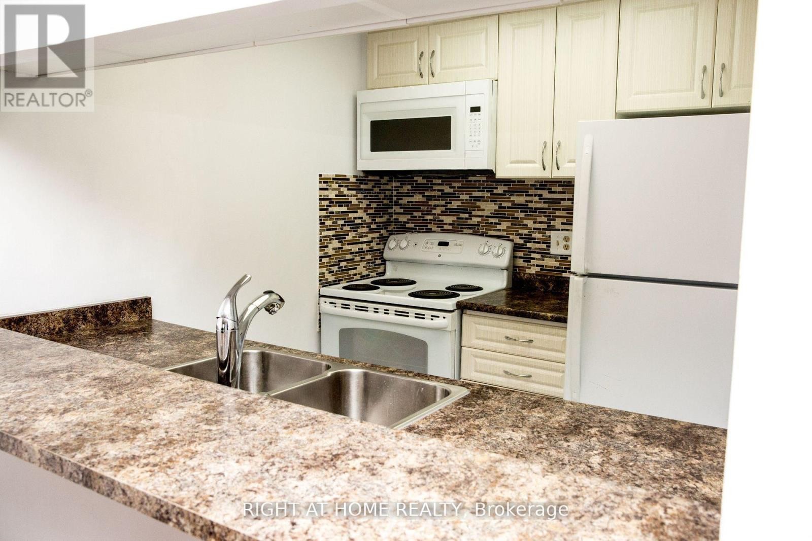 












1104 - 7 BISHOP AVENUE

,
Toronto (Newtonbrook East),




Ontario
M2M4J4

