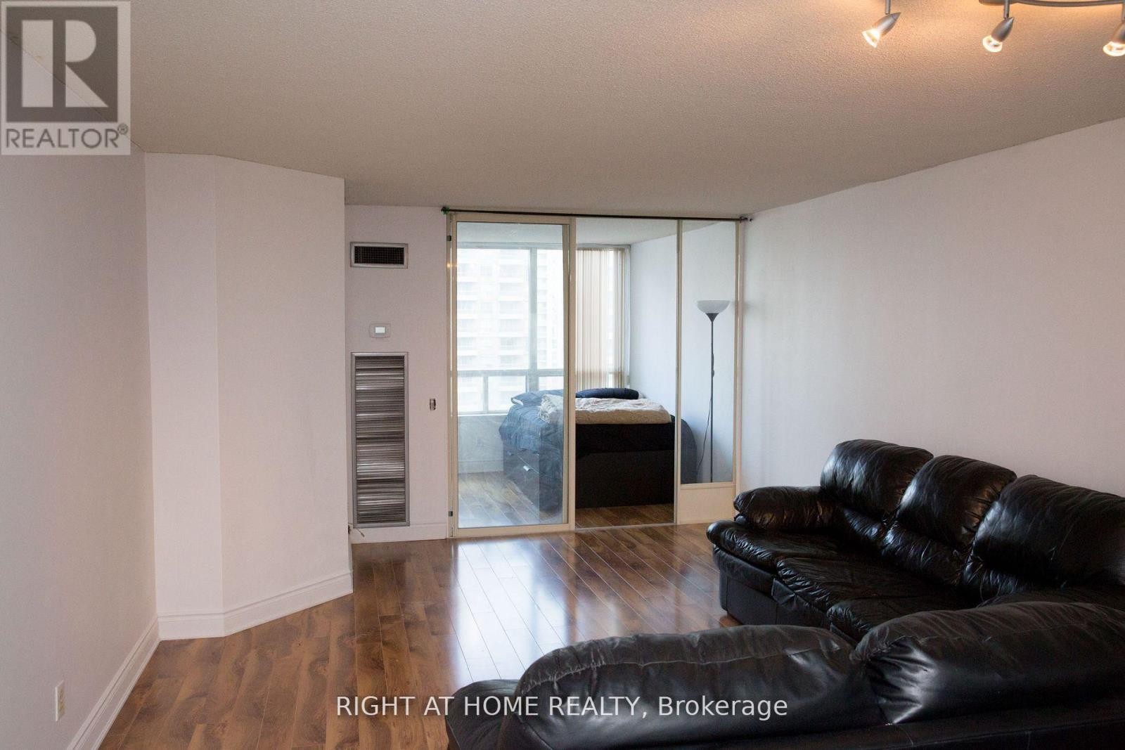 












1104 - 7 BISHOP AVENUE

,
Toronto (Newtonbrook East),




Ontario
M2M4J4

