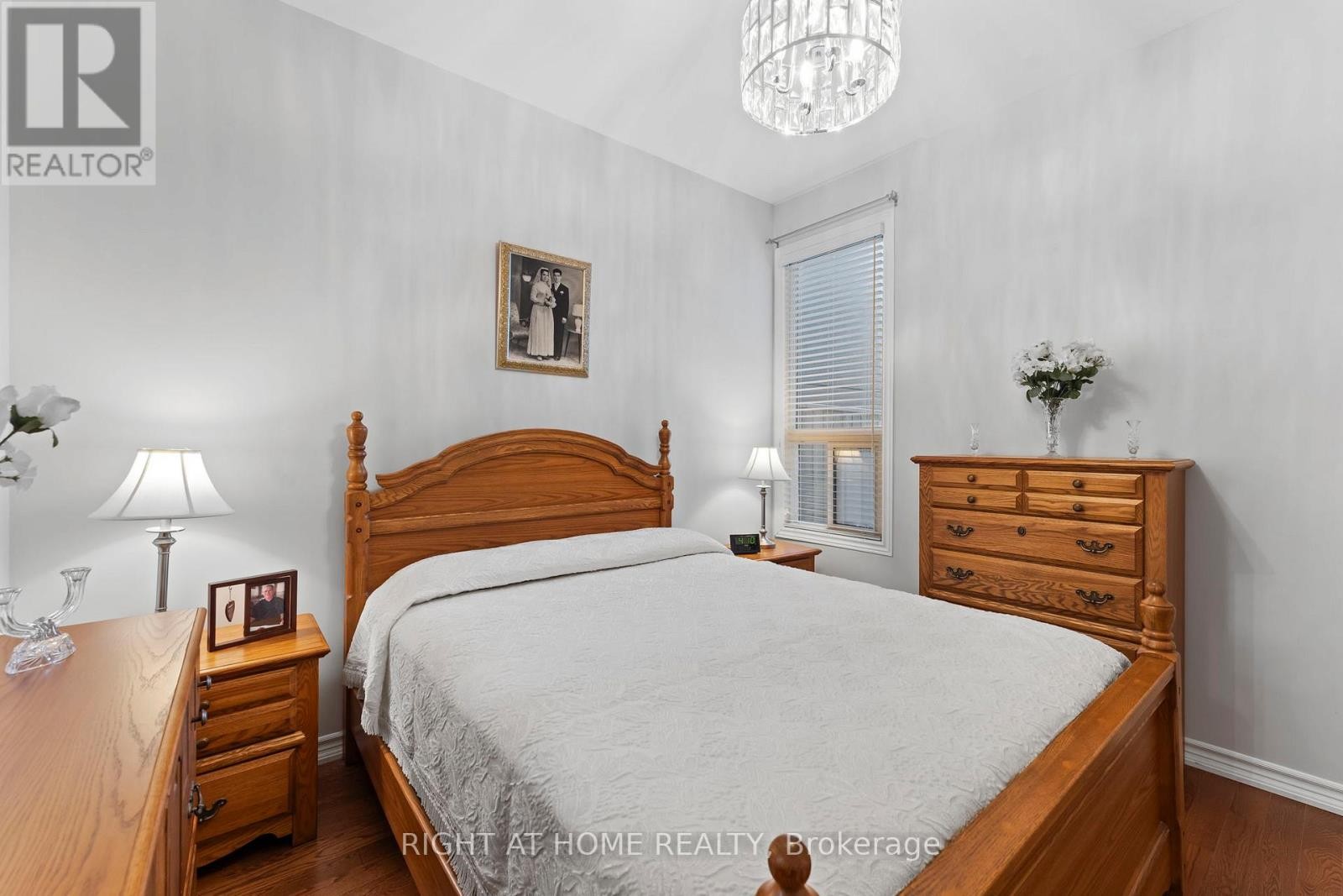












50 ARGYLE STREET

,
Toronto (Trinity-Bellwoods),




Ontario
M6J1N6

