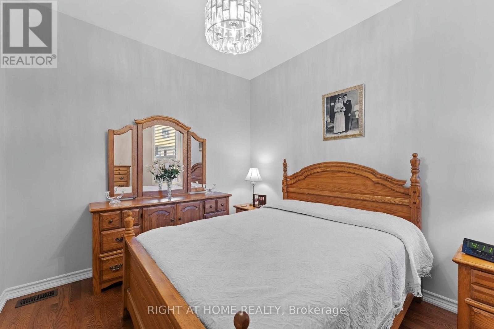 












50 ARGYLE STREET

,
Toronto (Trinity-Bellwoods),




Ontario
M6J1N6

