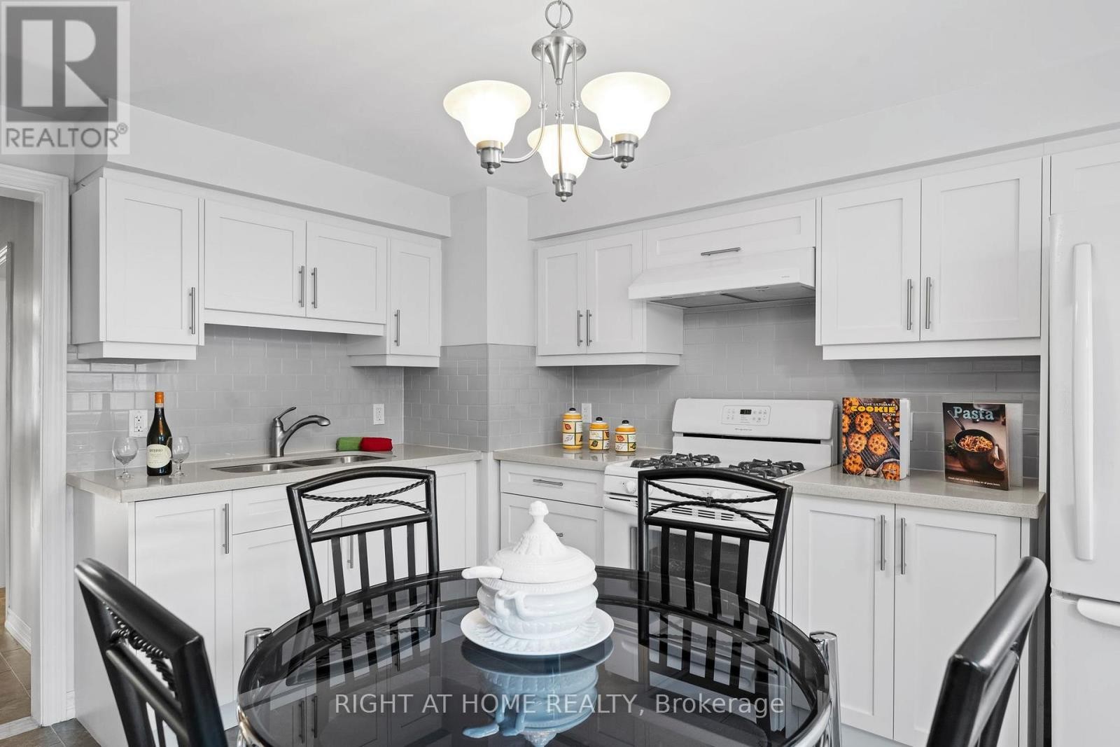












50 ARGYLE STREET

,
Toronto (Trinity-Bellwoods),




Ontario
M6J1N6

