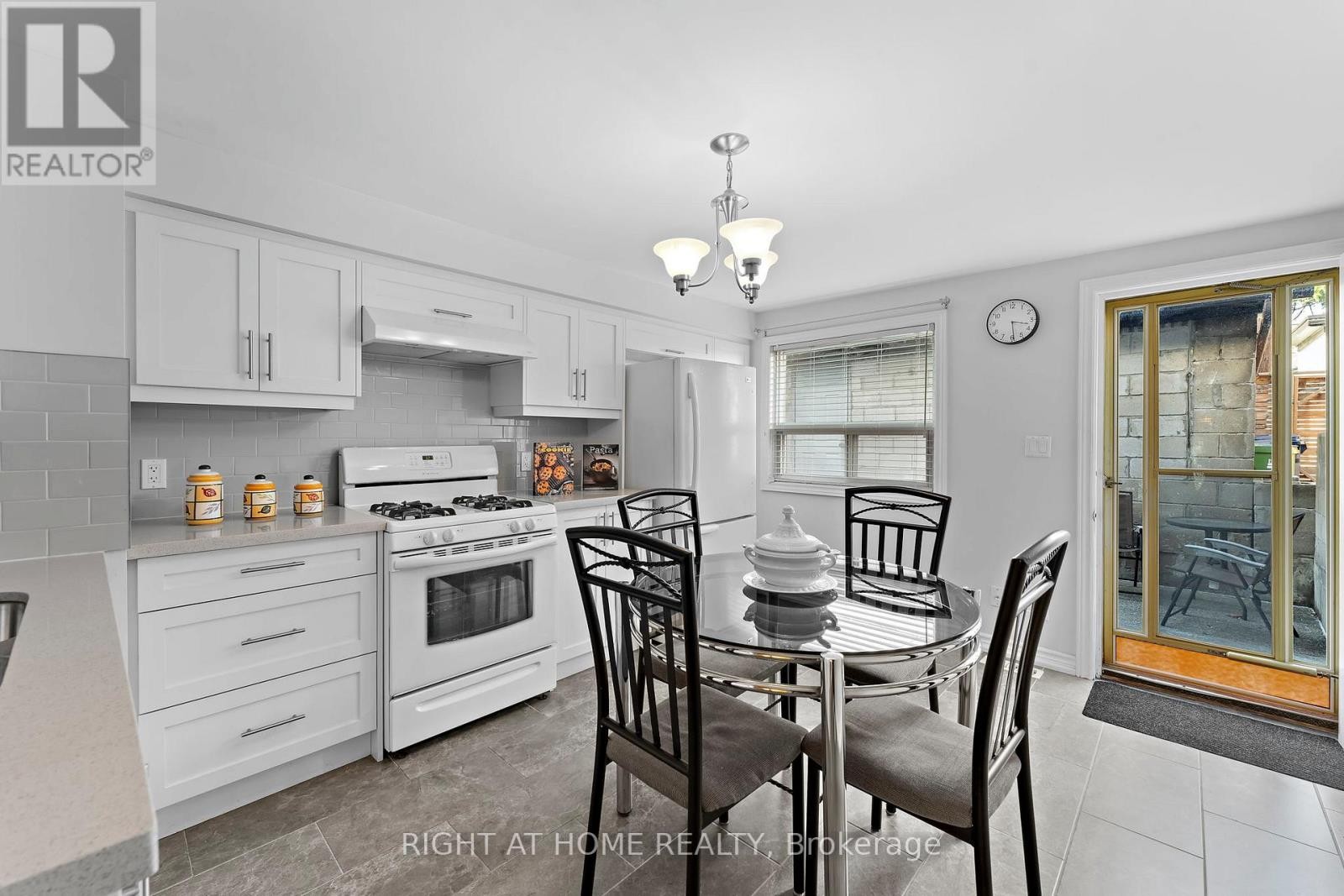 












50 ARGYLE STREET

,
Toronto (Trinity-Bellwoods),




Ontario
M6J1N6

