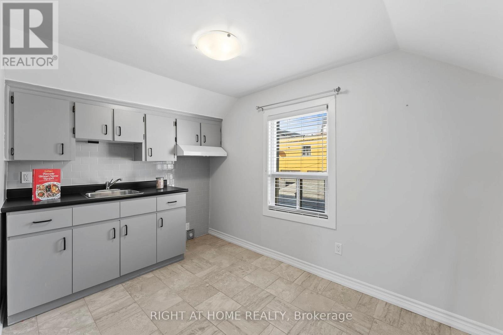 












50 ARGYLE STREET

,
Toronto (Trinity-Bellwoods),




Ontario
M6J1N6

