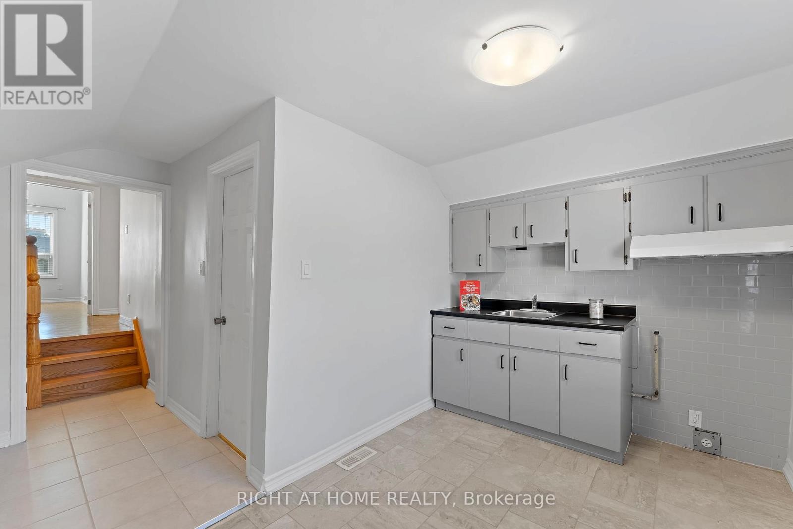 












50 ARGYLE STREET

,
Toronto (Trinity-Bellwoods),




Ontario
M6J1N6

