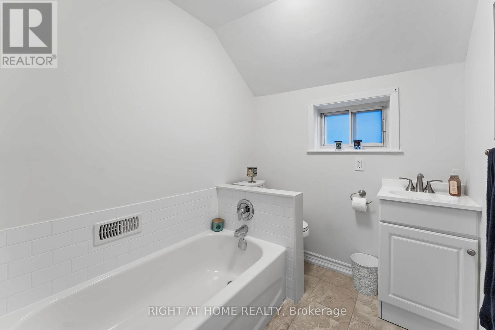 












50 ARGYLE STREET

,
Toronto (Trinity-Bellwoods),




Ontario
M6J1N6


