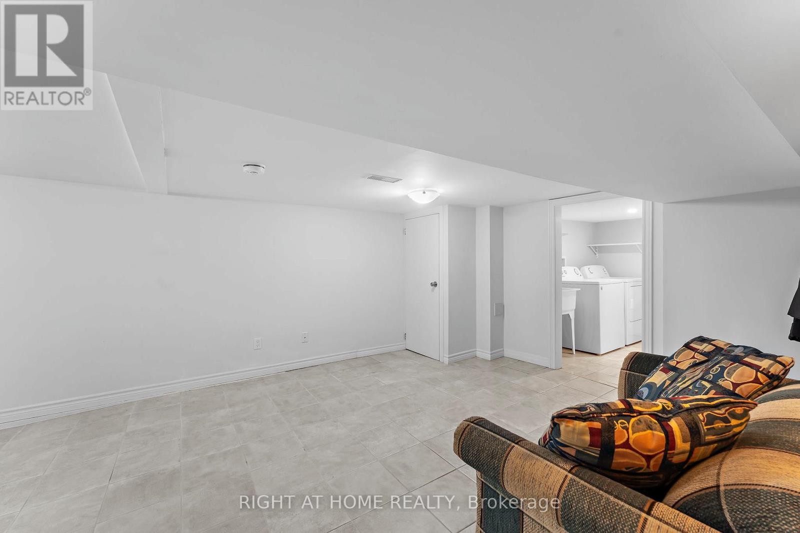 












50 ARGYLE STREET

,
Toronto (Trinity-Bellwoods),




Ontario
M6J1N6

