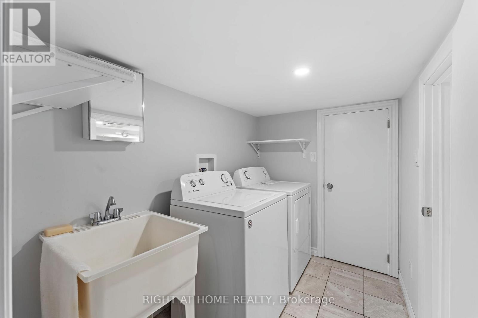 












50 ARGYLE STREET

,
Toronto (Trinity-Bellwoods),




Ontario
M6J1N6

