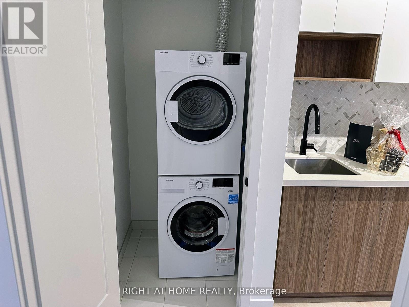 












710 - 5 DEFRIES STREET S

,
Toronto (Regent Park),




Ontario
M5A0W7

