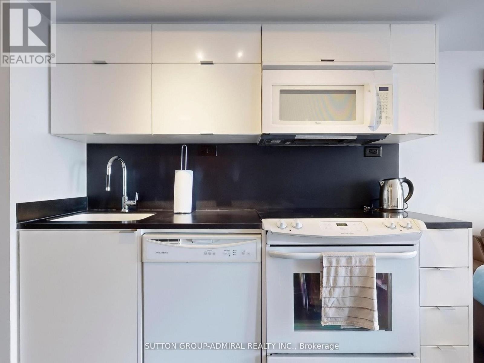 












1710 - 21 ICEBOAT TERRACE

,
Toronto (Waterfront Communities),




Ontario
M5V4A5

