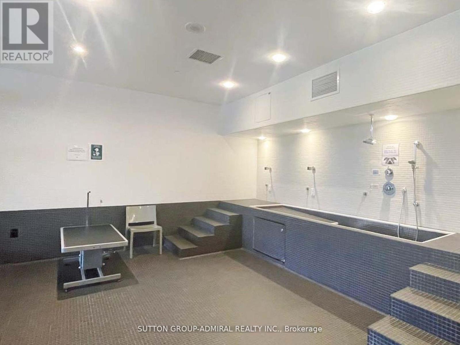 












1710 - 21 ICEBOAT TERRACE

,
Toronto (Waterfront Communities),




Ontario
M5V4A5

