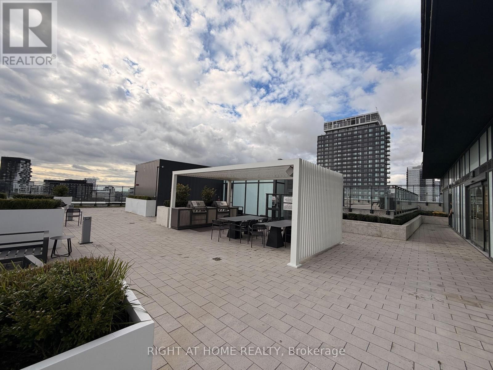 












1801 - 5 DEFRIES STREET

,
Toronto (Regent Park),




Ontario
M5A0W7


