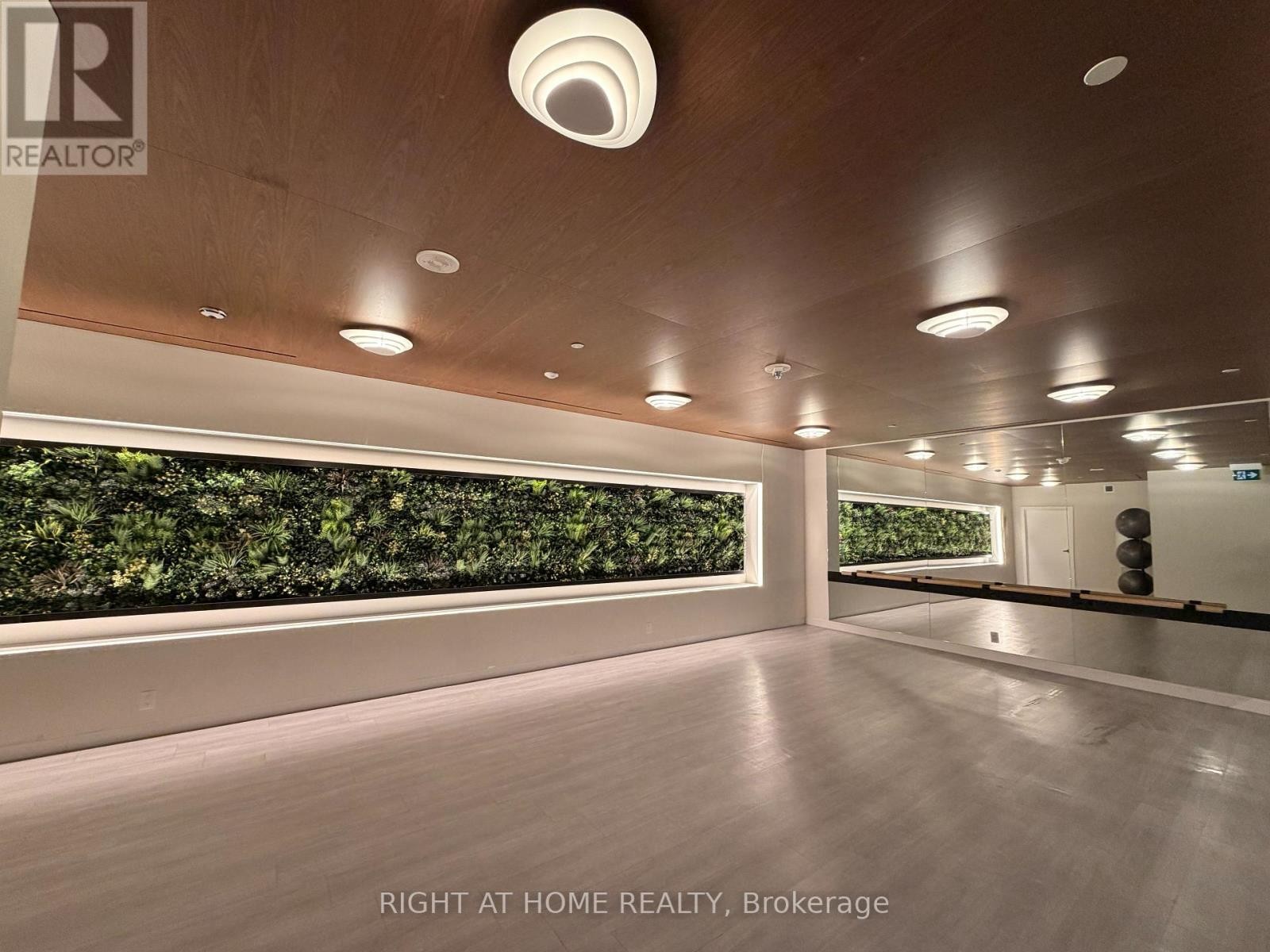 












1801 - 5 DEFRIES STREET

,
Toronto (Regent Park),




Ontario
M5A0W7

