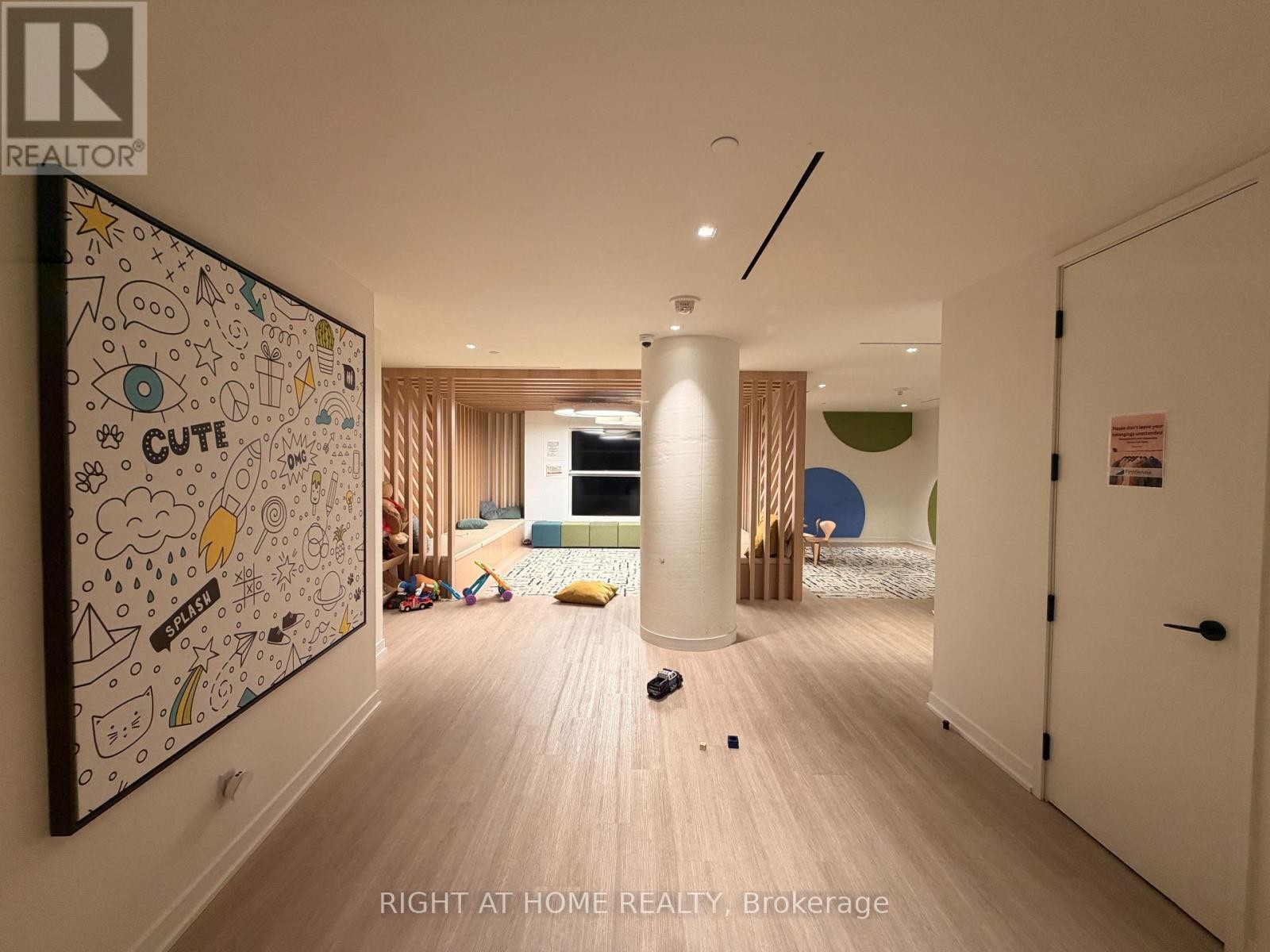 












1801 - 5 DEFRIES STREET

,
Toronto (Regent Park),




Ontario
M5A0W7

