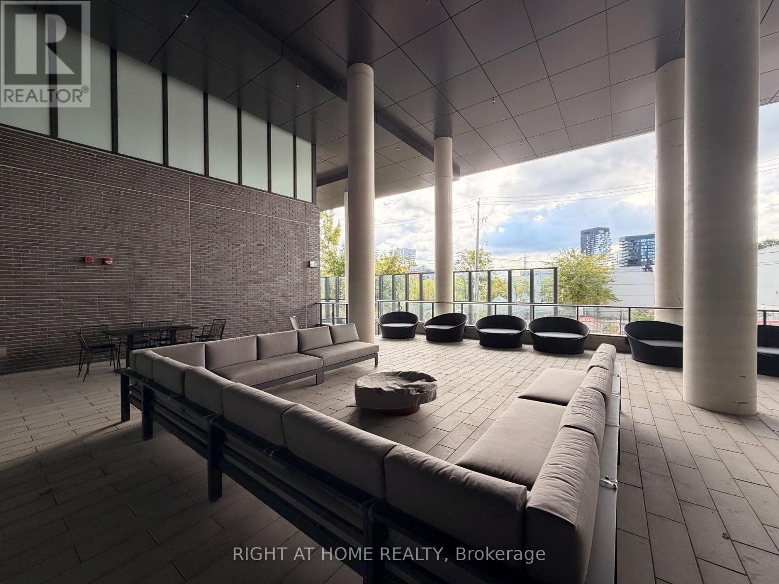 












1801 - 5 DEFRIES STREET

,
Toronto (Regent Park),




Ontario
M5A0W7

