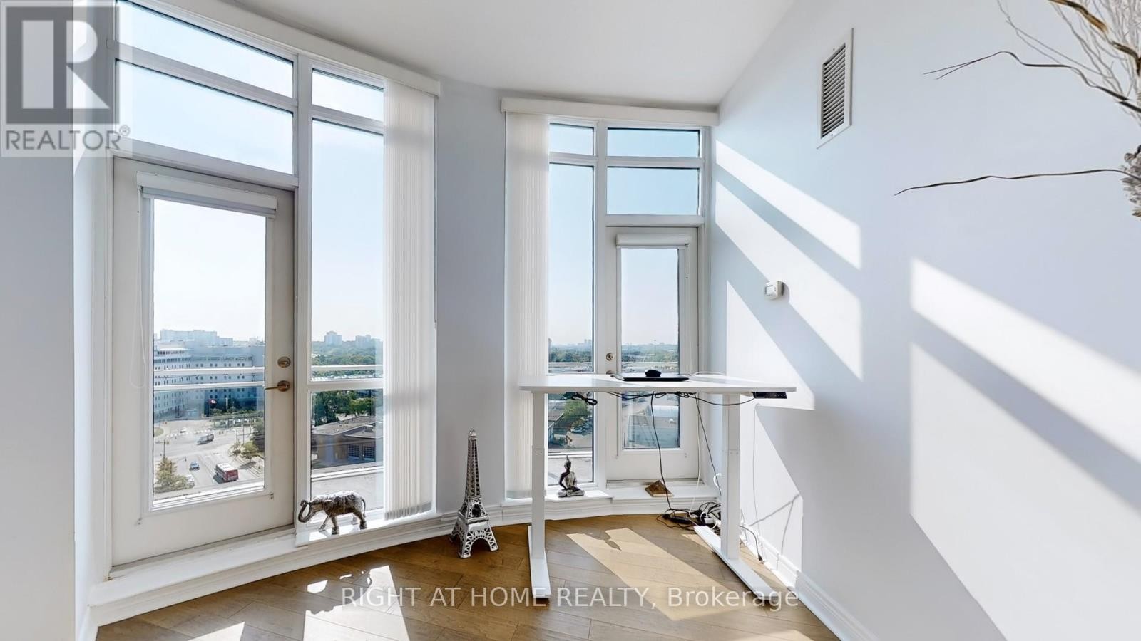 












1110 - 2756 OLD LESLIE STREET

,
Toronto (Bayview Village),




Ontario
M2K0E2

