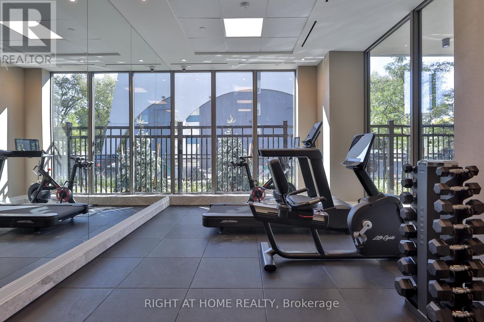 












404 - 10 PRINCE ARTHUR AVENUE

,
Toronto (Annex),




Ontario
M5R1A9

