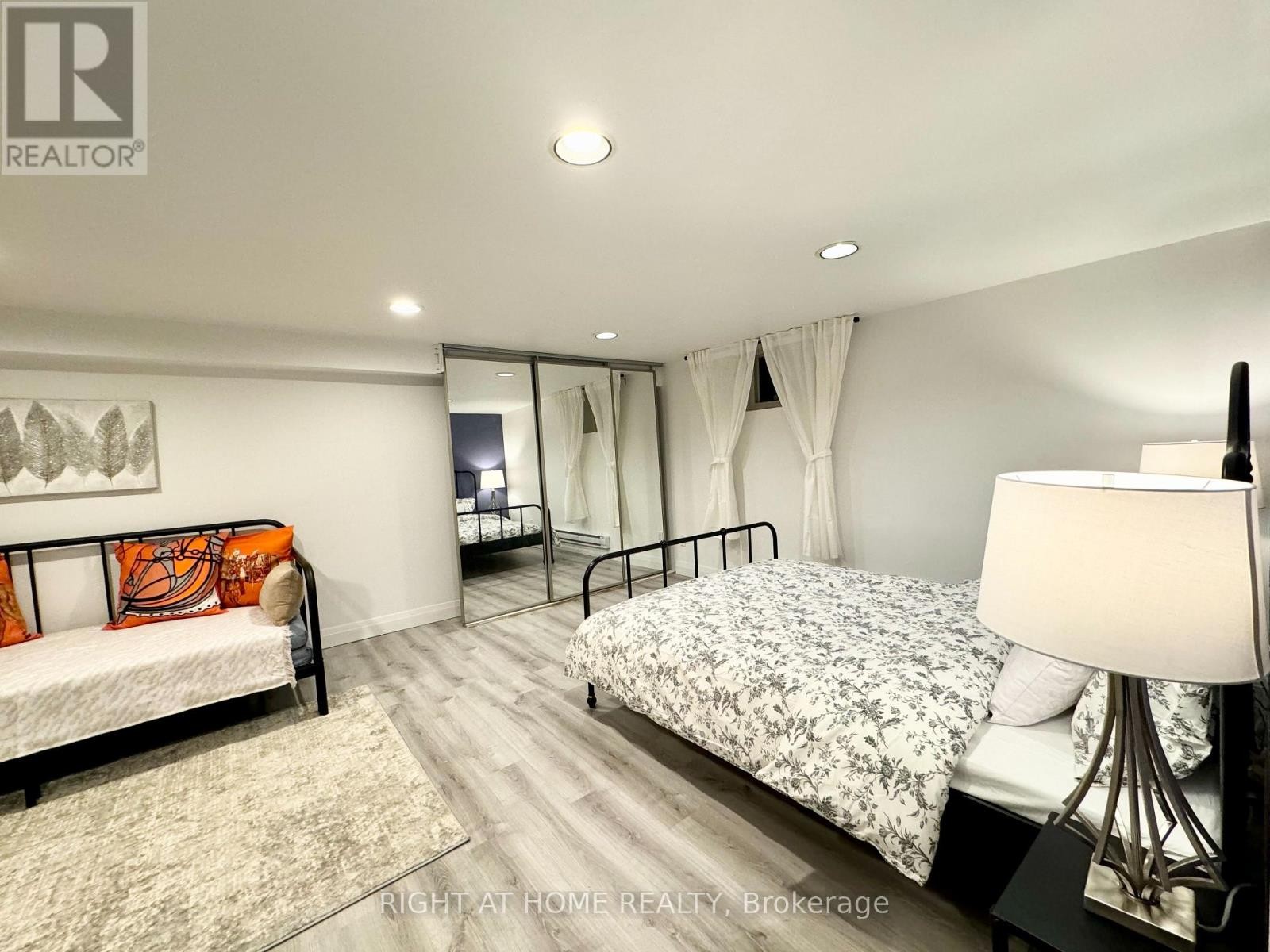 












1196 AVENUE ROAD

,
Toronto (Lawrence Park South),




Ontario
M5N2G1

