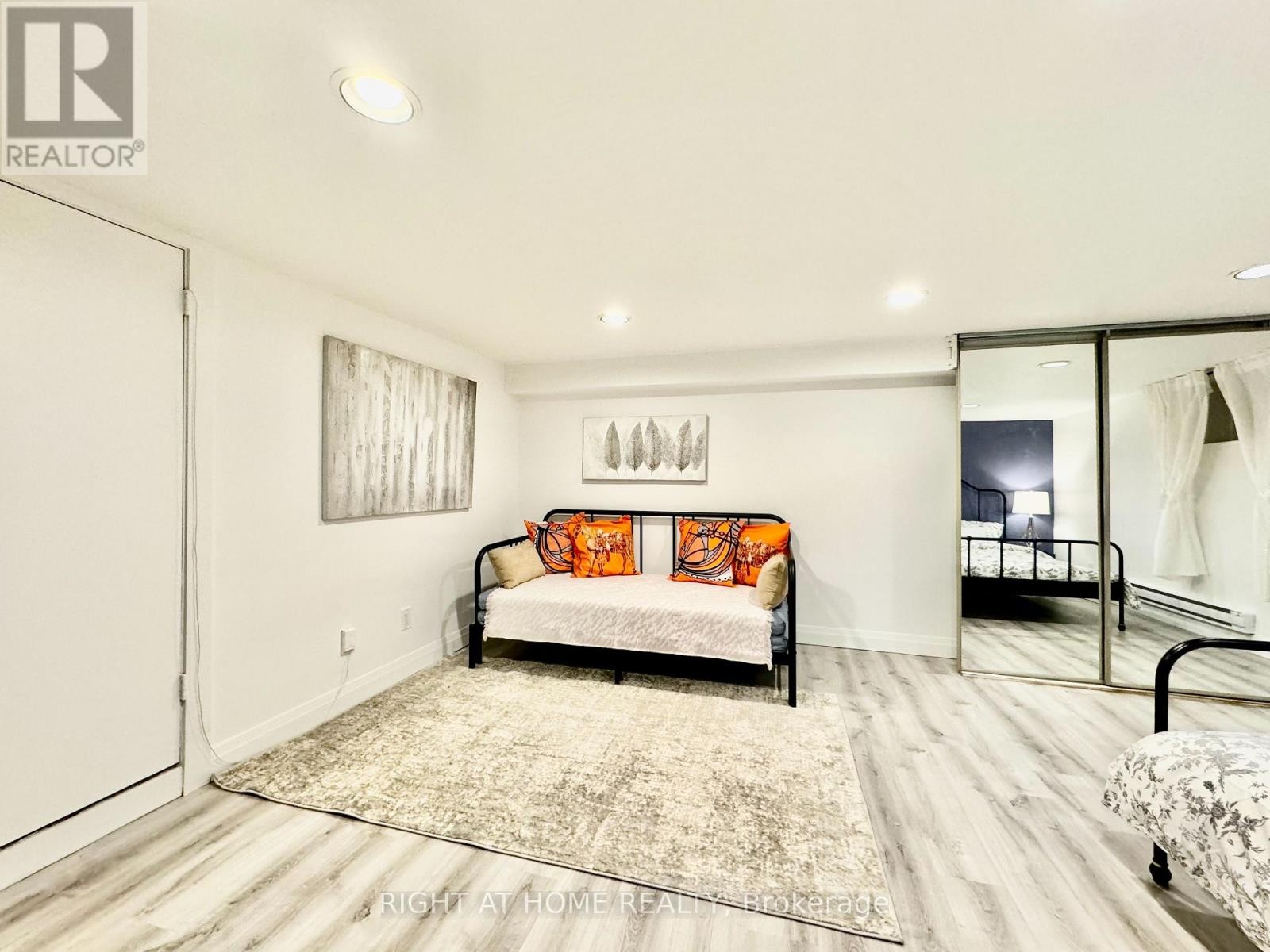 












1196 AVENUE ROAD

,
Toronto (Lawrence Park South),




Ontario
M5N2G1

