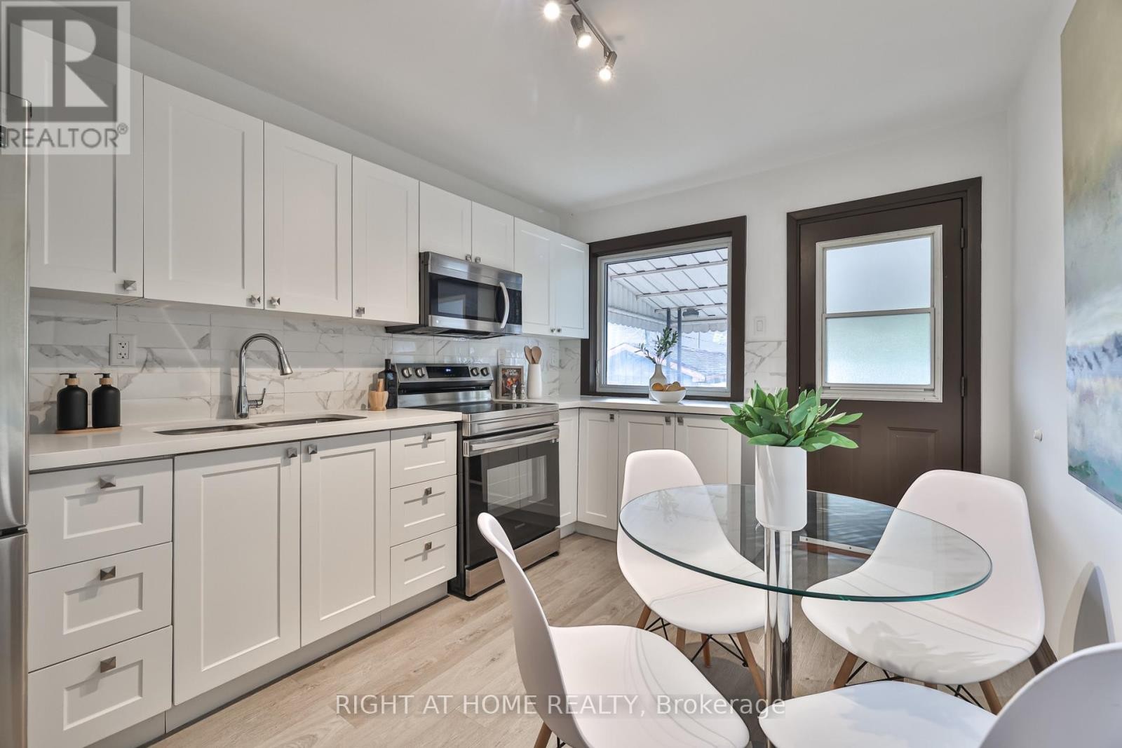 












20 WINONA DRIVE

,
Toronto (Wychwood),




Ontario
M6G3S6

