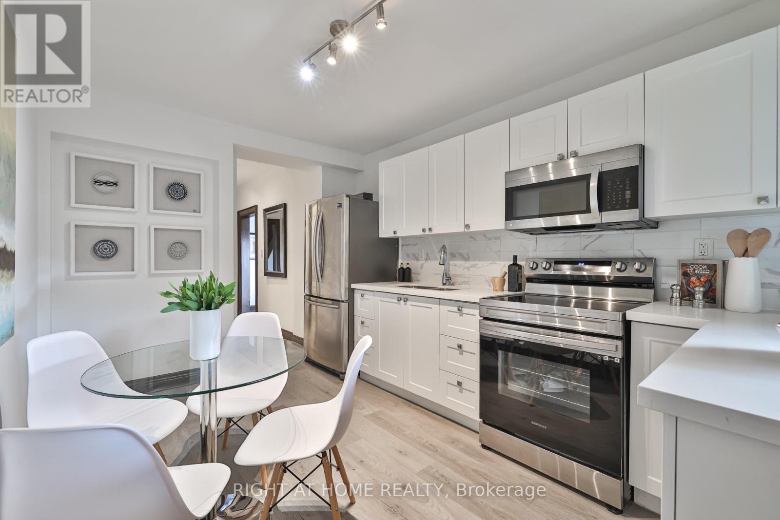 












20 WINONA DRIVE

,
Toronto (Wychwood),




Ontario
M6G3S6

