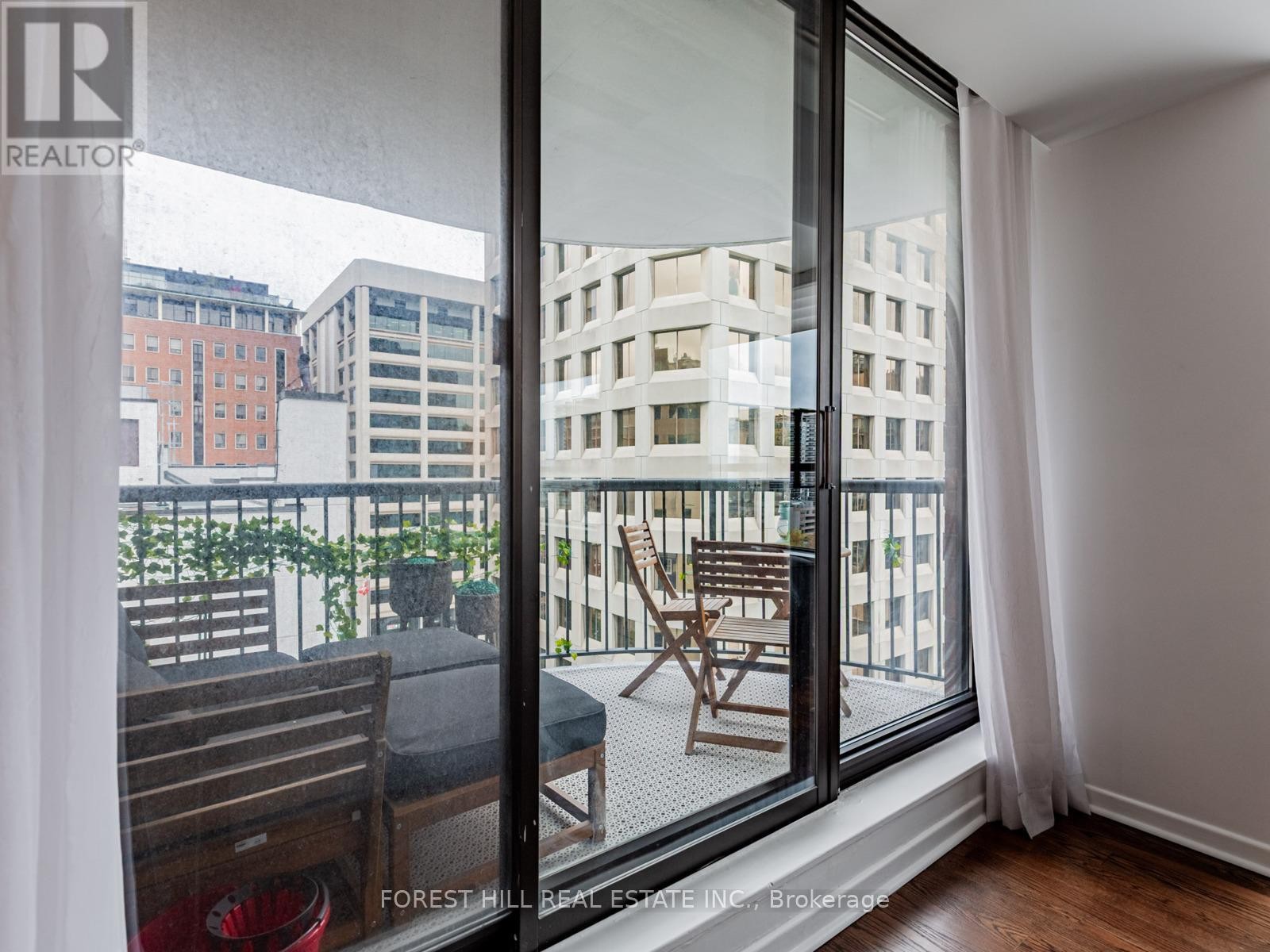 












902 - 47 ST CLAIR AVENUE W

,
Toronto (Yonge-St. Clair),




Ontario
M4V3A5

