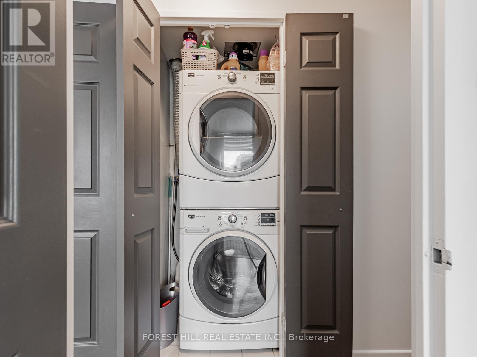 












902 - 47 ST CLAIR AVENUE W

,
Toronto (Yonge-St. Clair),




Ontario
M4V3A5

