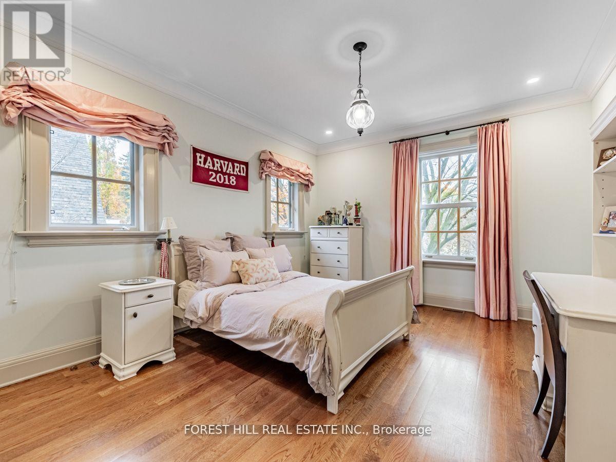 












1 BURTON ROAD

,
Toronto (Forest Hill South),




Ontario
M5P1T6

