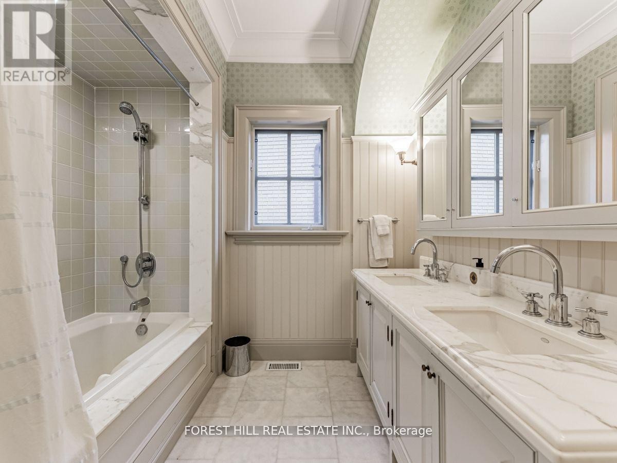 












1 BURTON ROAD

,
Toronto (Forest Hill South),




Ontario
M5P1T6

