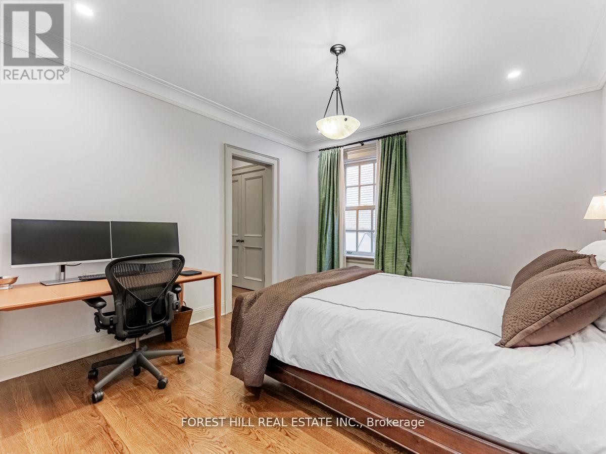 












1 BURTON ROAD

,
Toronto (Forest Hill South),




Ontario
M5P1T6

