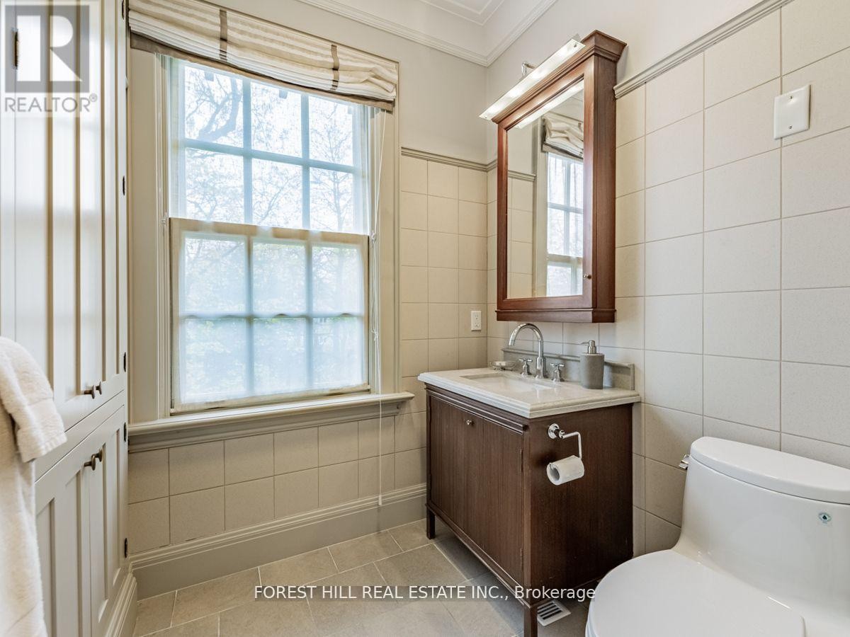 












1 BURTON ROAD

,
Toronto (Forest Hill South),




Ontario
M5P1T6

