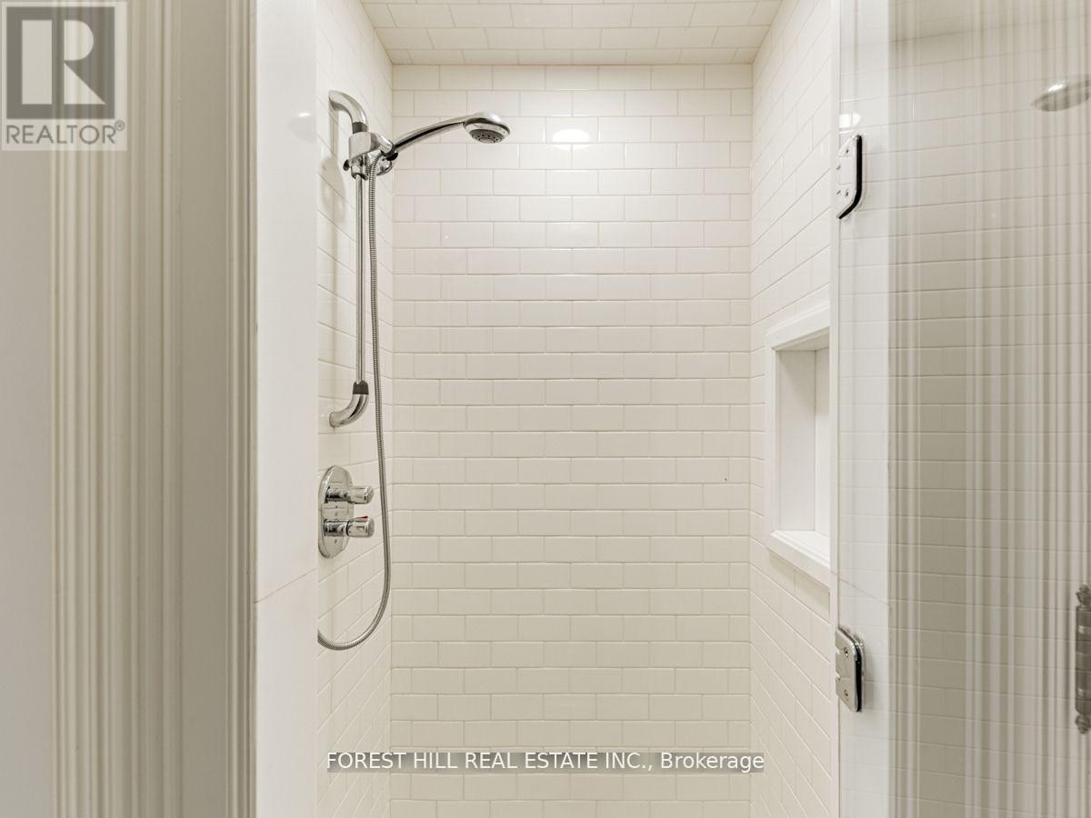 












1 BURTON ROAD

,
Toronto (Forest Hill South),




Ontario
M5P1T6

