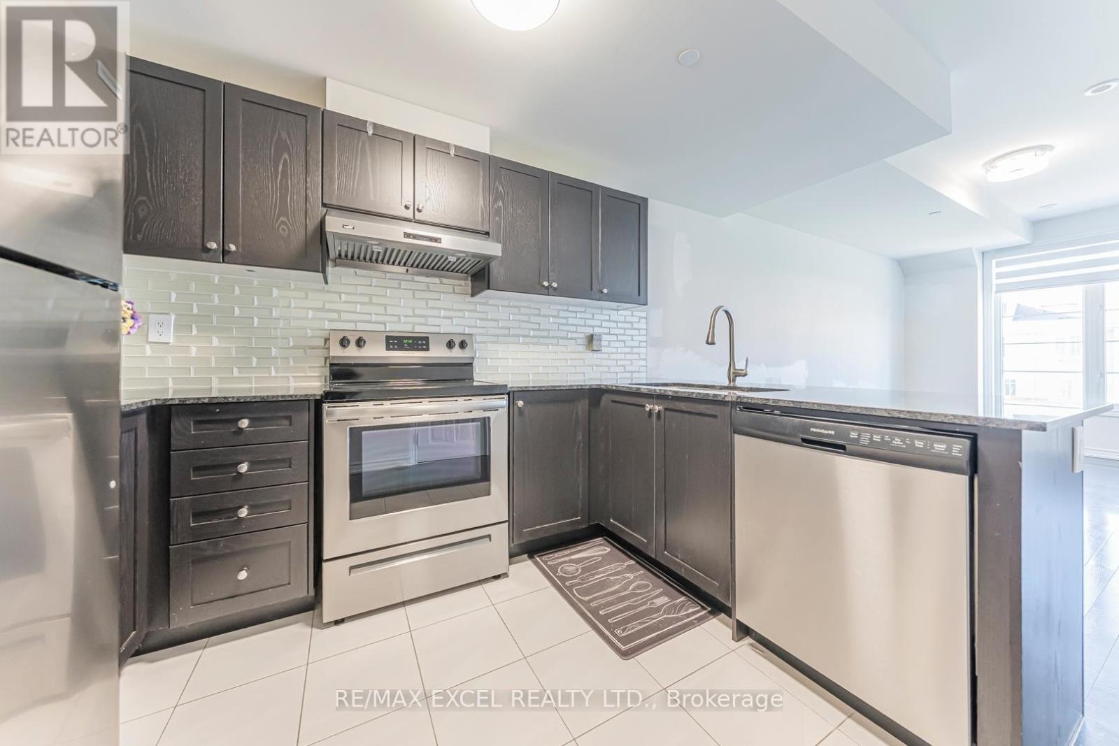 












8 - 39 DREWRY AVENUE

,
Toronto (Newtonbrook West),




Ontario
M2M0B4

