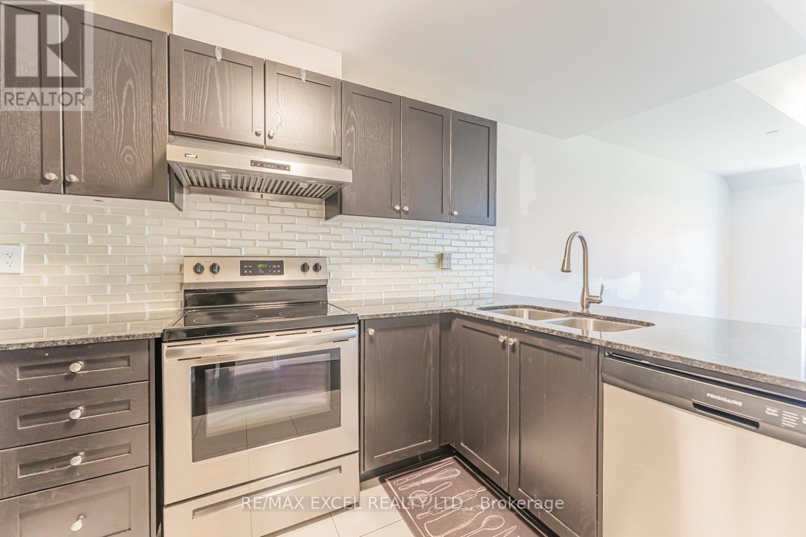 












8 - 39 DREWRY AVENUE

,
Toronto (Newtonbrook West),




Ontario
M2M0B4

