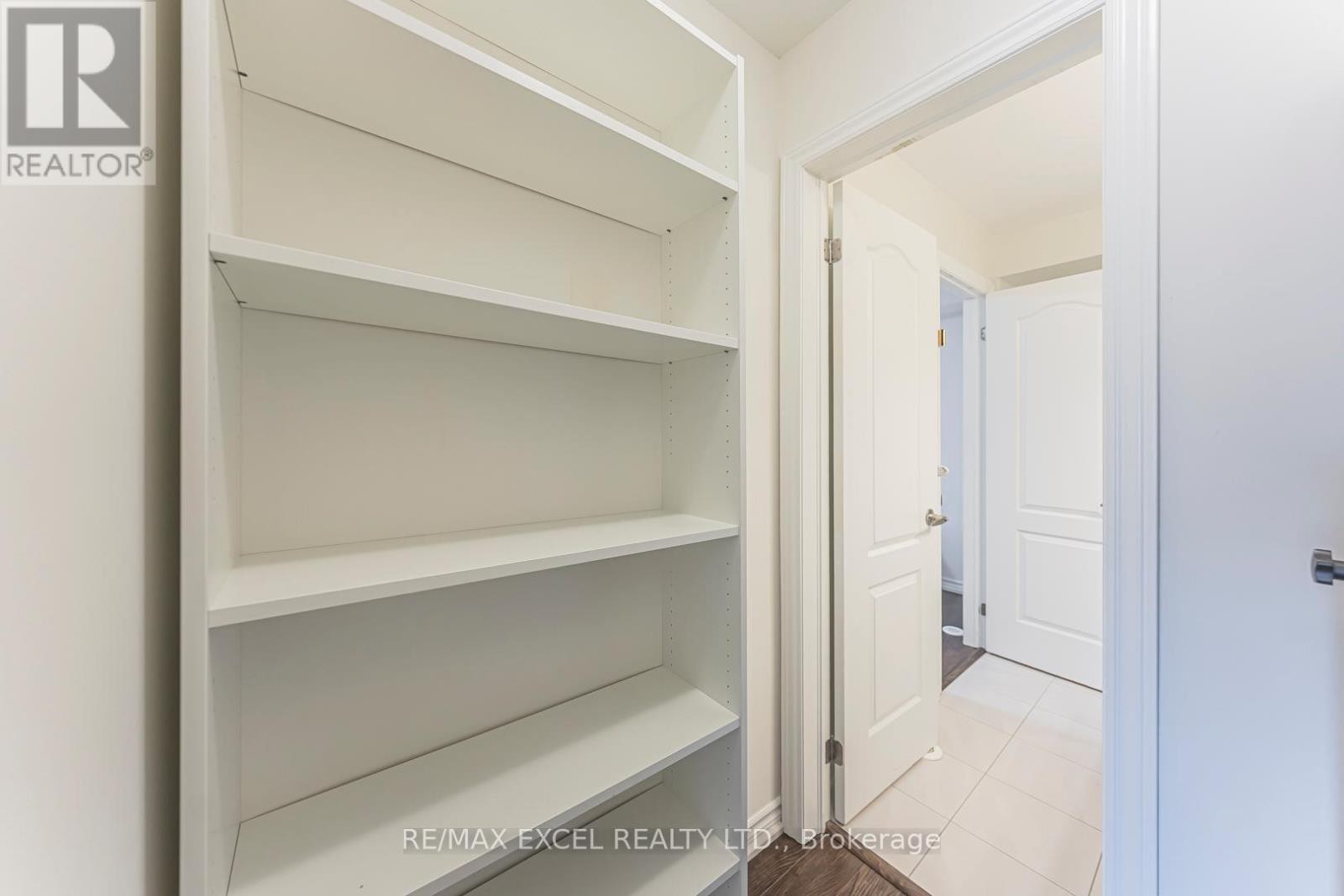 












8 - 39 DREWRY AVENUE

,
Toronto (Newtonbrook West),




Ontario
M2M0B4

