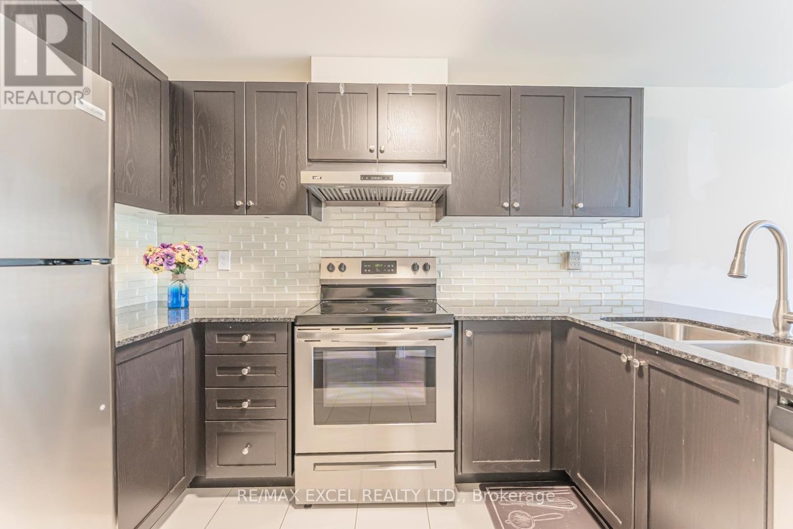 












8 - 39 DREWRY AVENUE

,
Toronto (Newtonbrook West),




Ontario
M2M0B4

