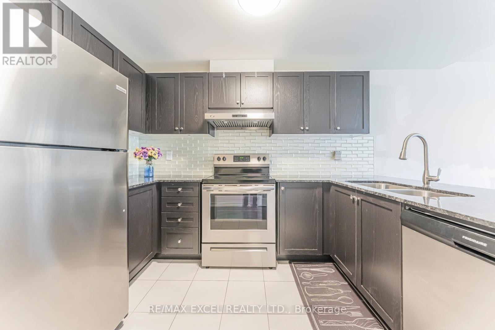 












8 - 39 DREWRY AVENUE

,
Toronto (Newtonbrook West),




Ontario
M2M0B4

