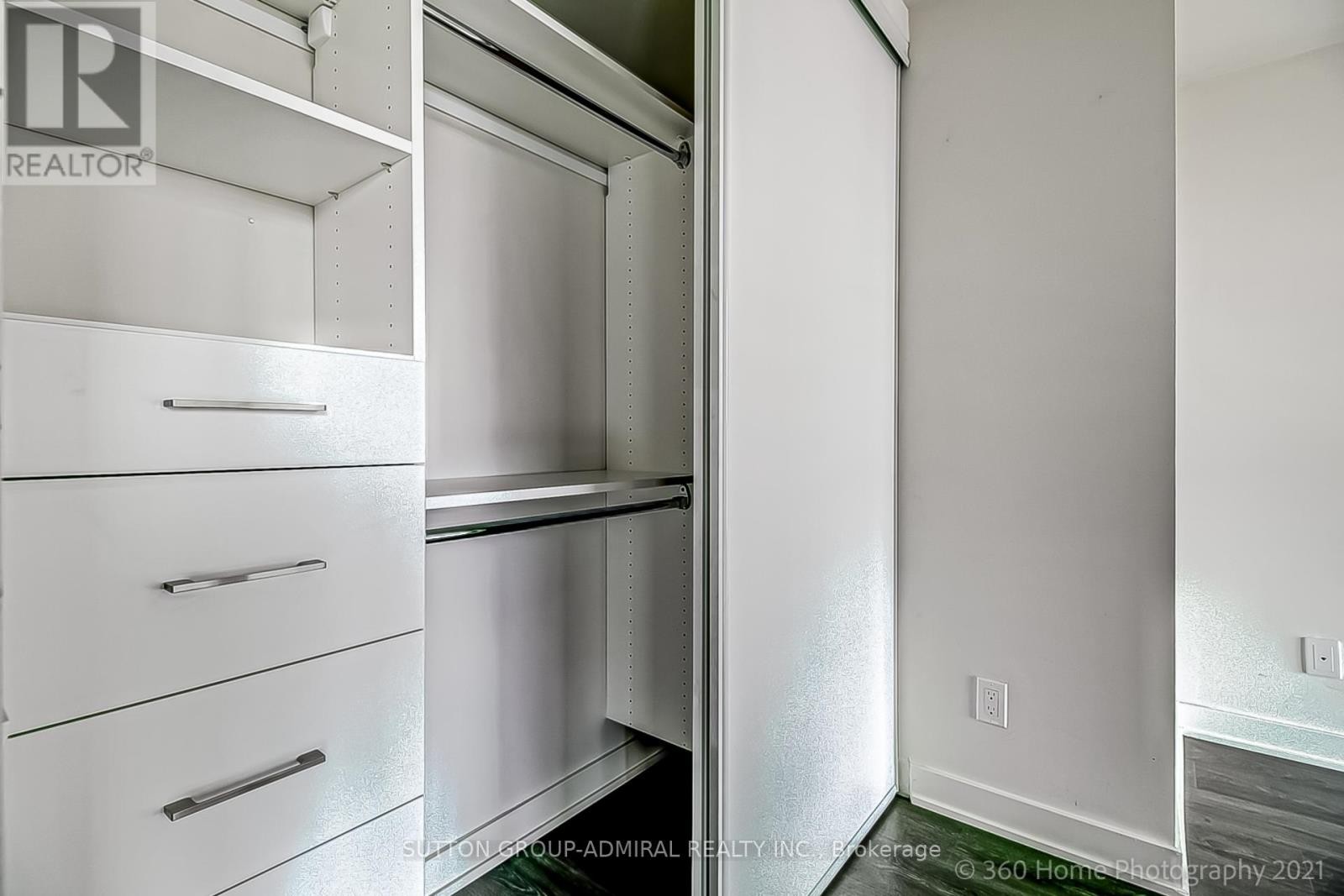 












910 - 6 SONIC WAY W

,
Toronto (Flemingdon Park),




Ontario
M3S0P1

