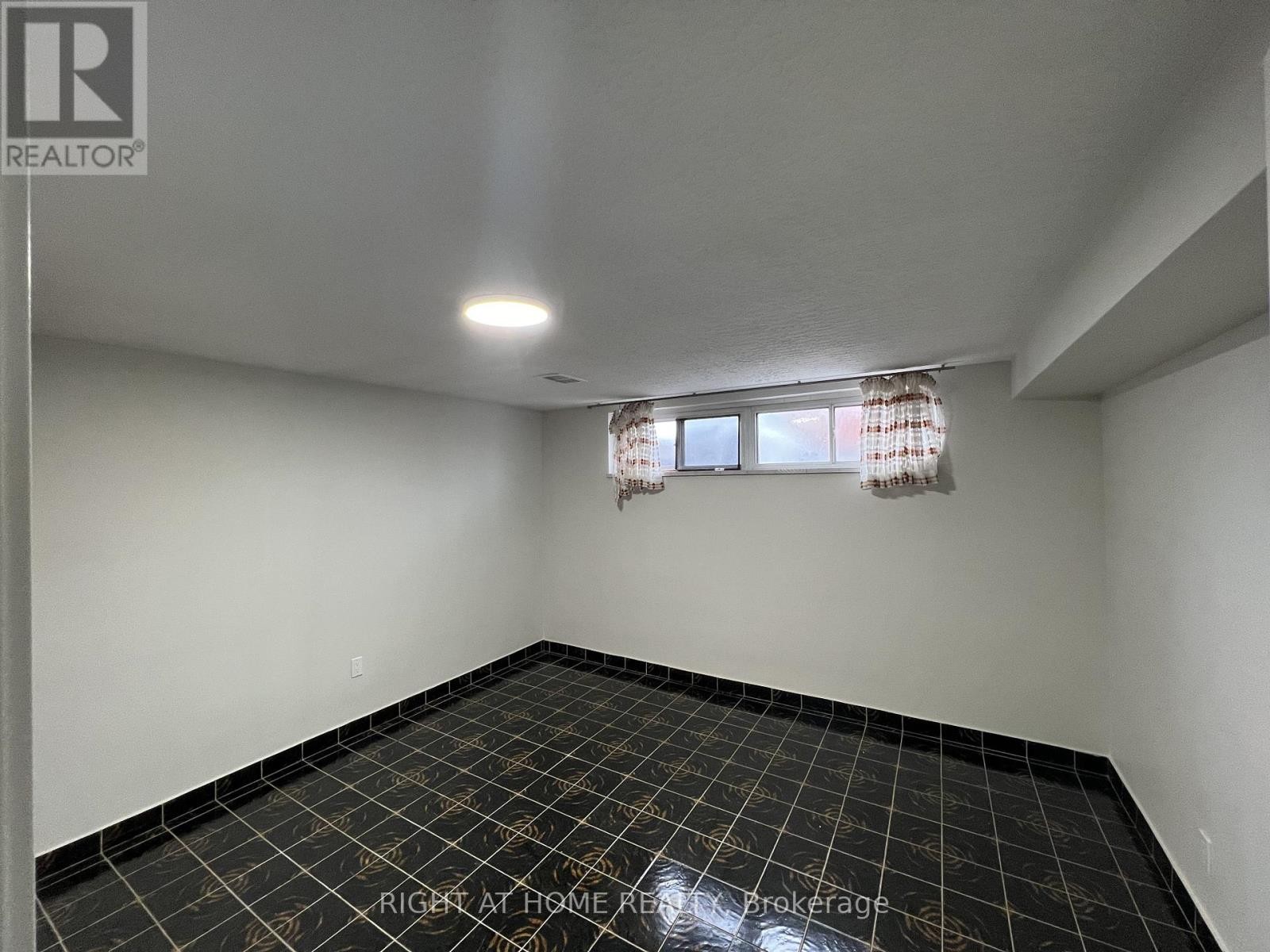 












9 DEWLANE DRIVE

,
Toronto (Newtonbrook West),




Ontario
M2R2P7

