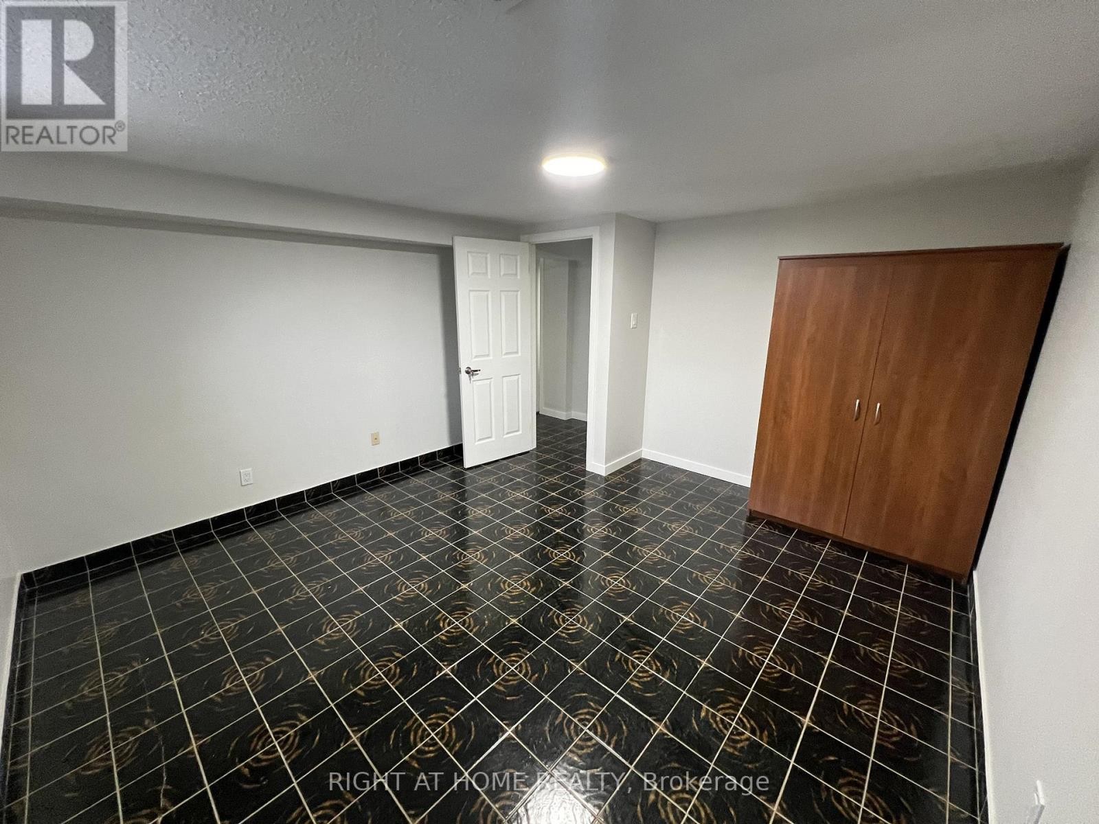 












9 DEWLANE DRIVE

,
Toronto (Newtonbrook West),




Ontario
M2R2P7

