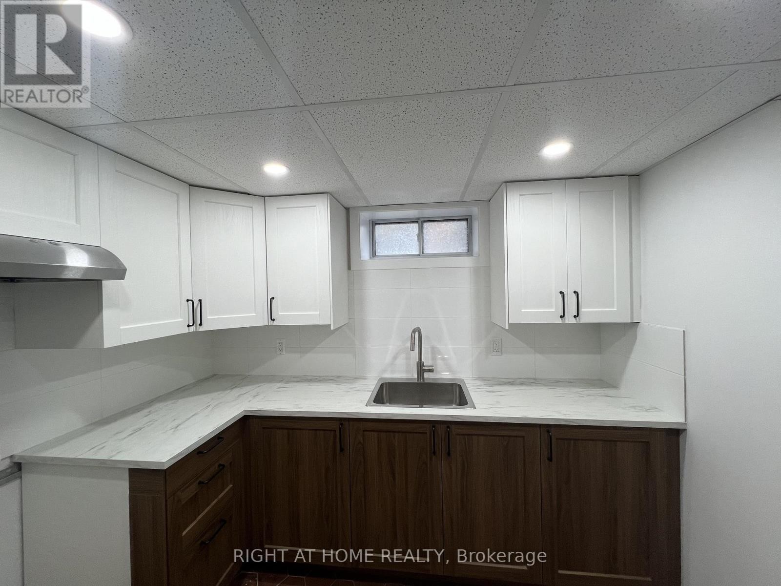 












9 DEWLANE DRIVE

,
Toronto (Newtonbrook West),




Ontario
M2R2P7

