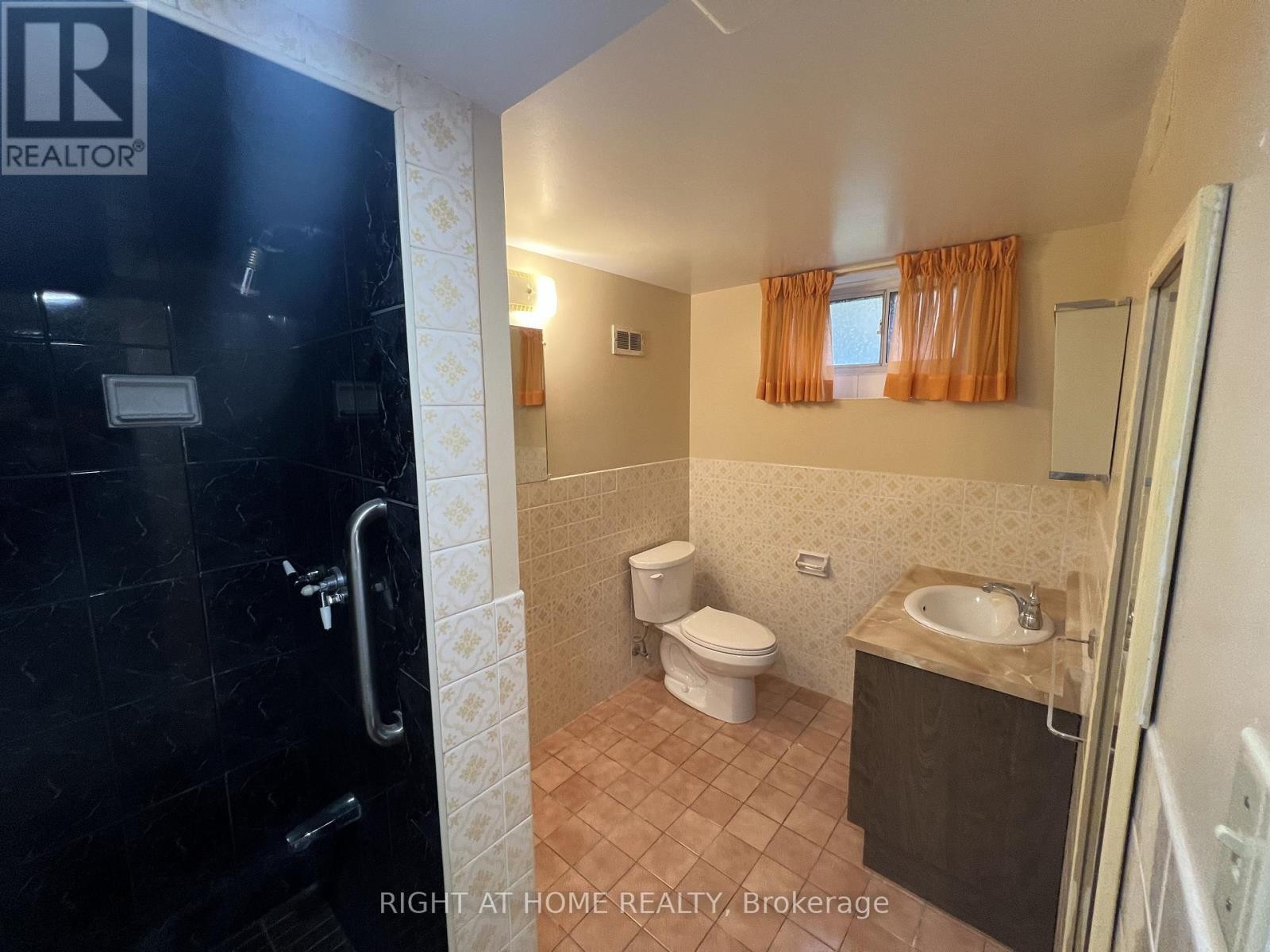 












9 DEWLANE DRIVE

,
Toronto (Newtonbrook West),




Ontario
M2R2P7

