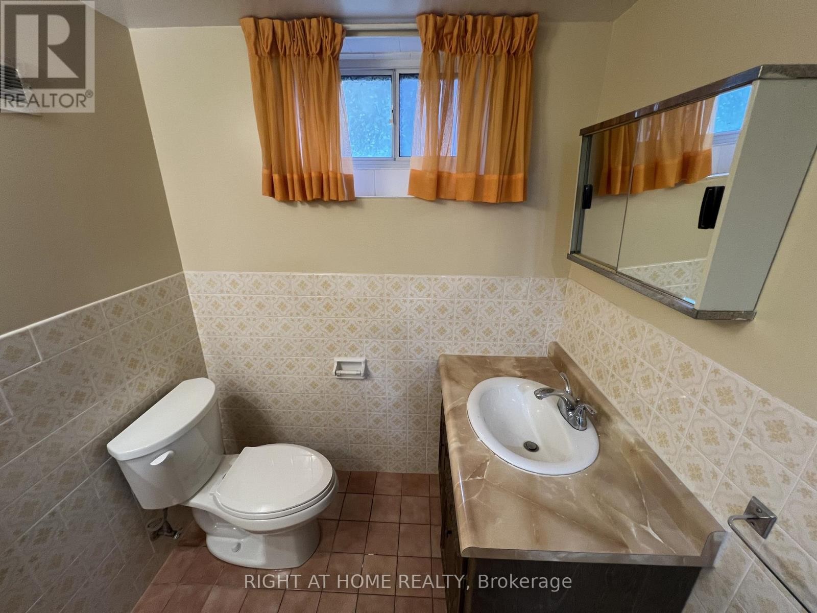 












9 DEWLANE DRIVE

,
Toronto (Newtonbrook West),




Ontario
M2R2P7

