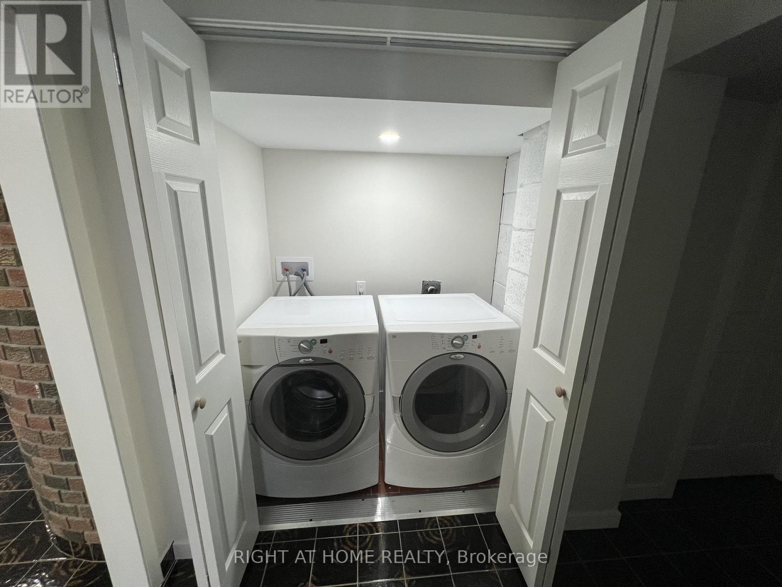 












9 DEWLANE DRIVE

,
Toronto (Newtonbrook West),




Ontario
M2R2P7

