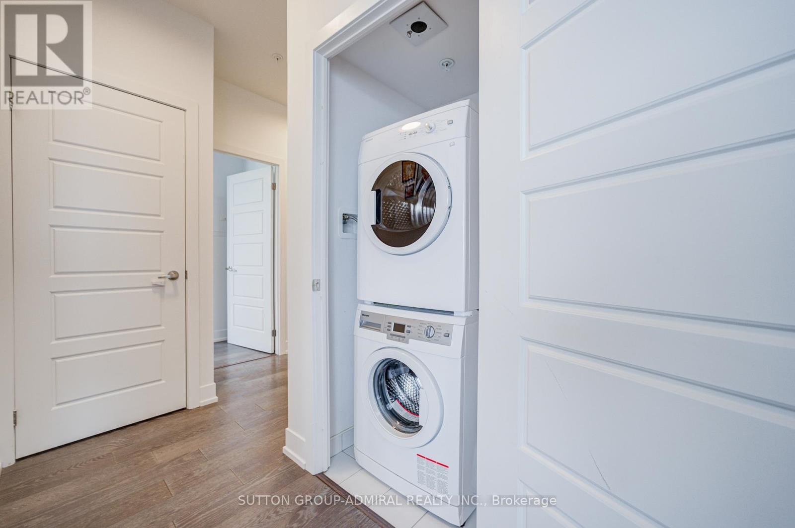 












912 - 7 KENASTON GARDENS

,
Toronto (Bayview Village),




Ontario
M2K1G7

