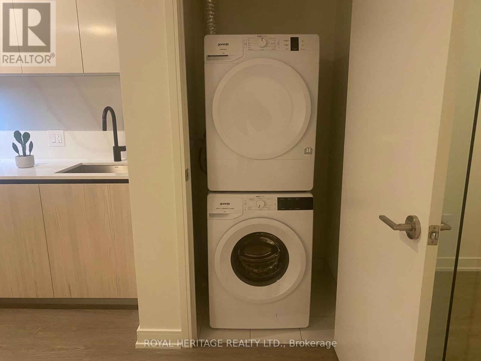 












502 - 425 FRONT STREET E

,
Toronto (Waterfront Communities),




Ontario
M5A0X2

