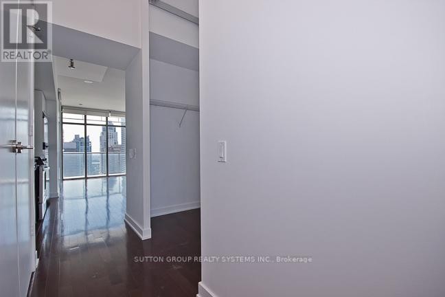 












1609 - 33 CHARLES STREET E

,
Toronto (Church-Yonge Corridor),




Ontario
M4Y1R9

