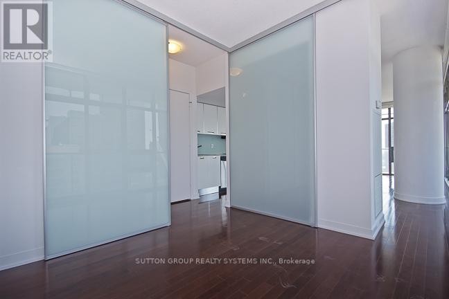 












1609 - 33 CHARLES STREET E

,
Toronto (Church-Yonge Corridor),




Ontario
M4Y1R9

